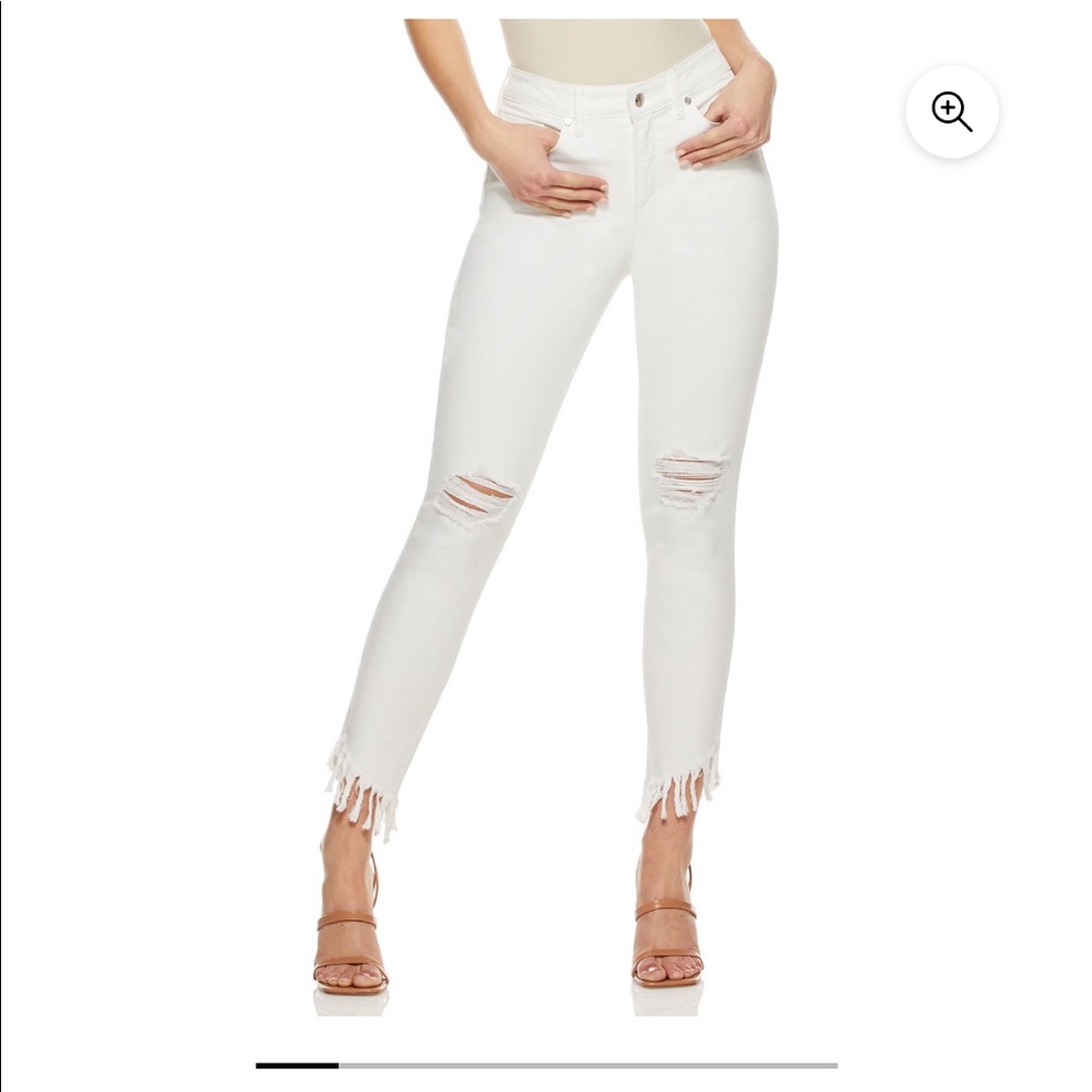 Distressed white skinny jeans by Sofia Vergara